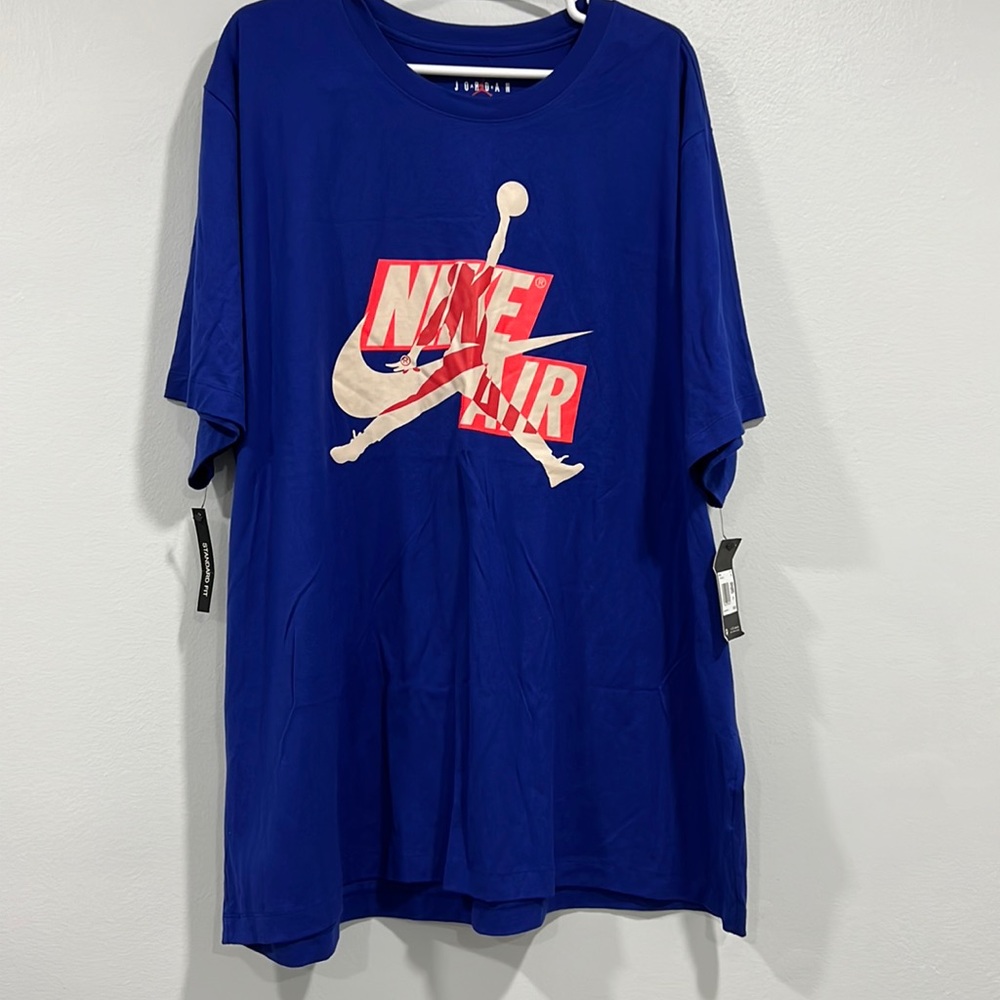 AIR JORDAN STANDARD FIT (MEN’S TEE SHIRT)